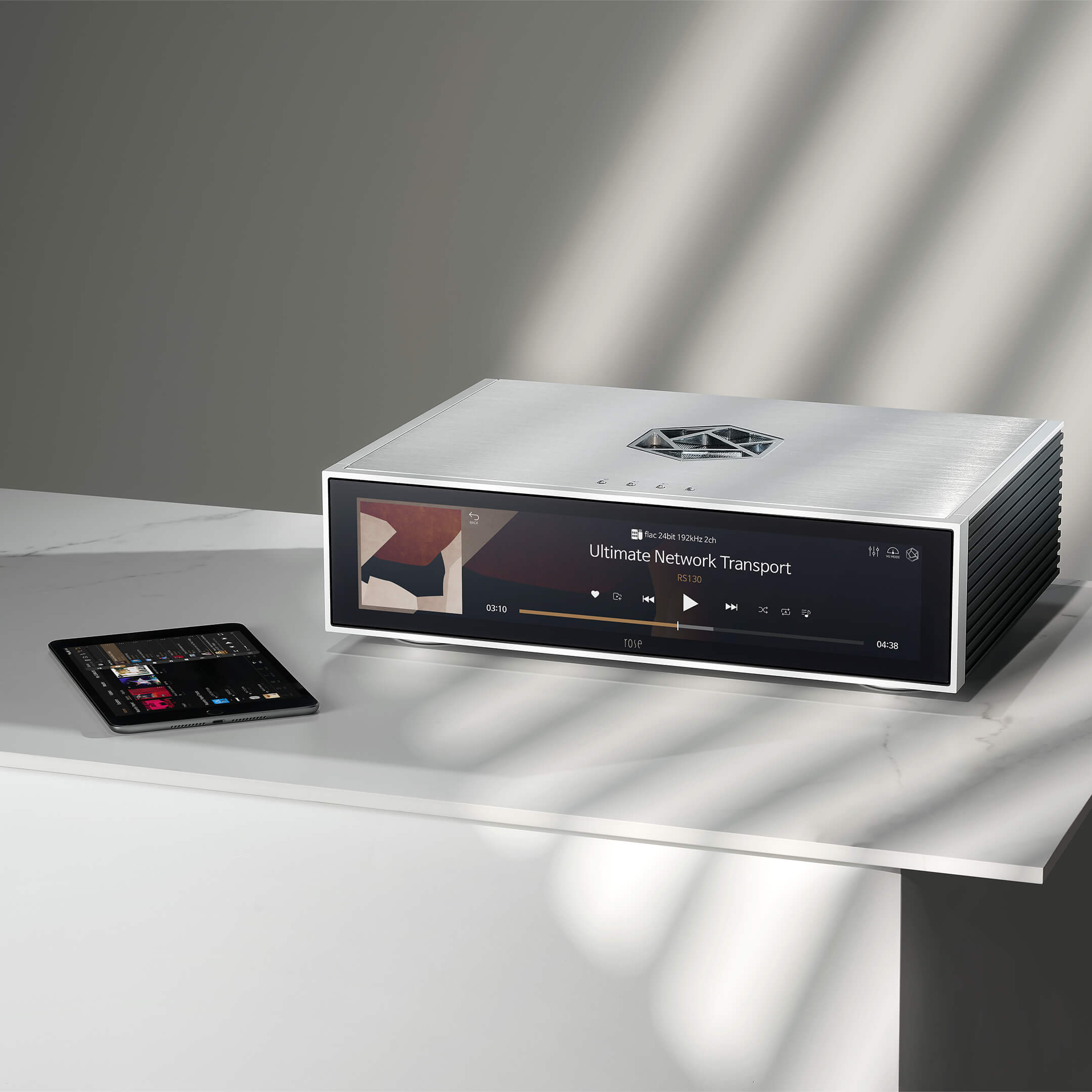 HiFi Rose RS130 銀色網路轉盤居家系統情境圖